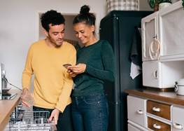 Par tittar i smartphone