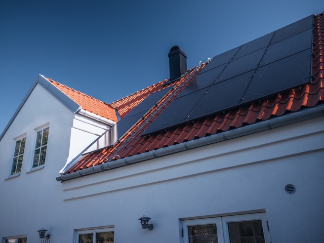 Hustak med solceller