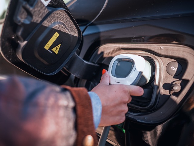 Person som laddar elbil