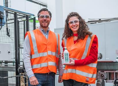 Man och kvinna demonstrerar produkt