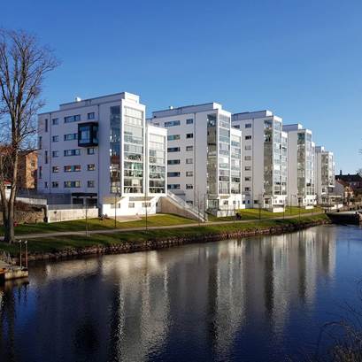 Lägenhetshus längs Rönne å i Ängelholm