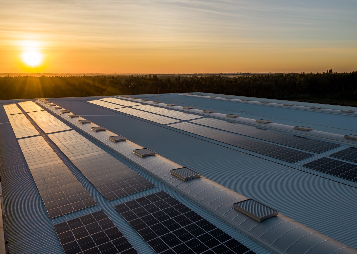 Solceller på en industribyggnad