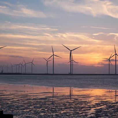 Vindkraftverk vid vattnet