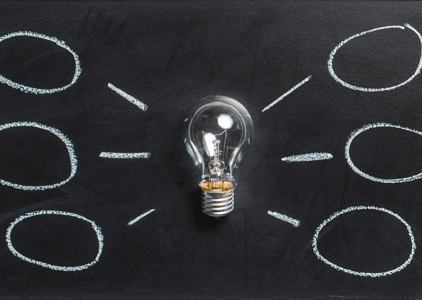 en glödlampa som lyser