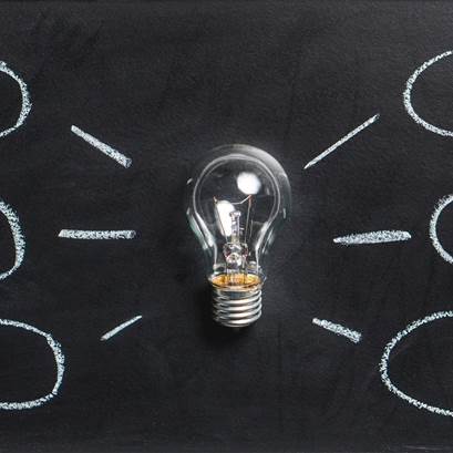 en glödlampa som lyser