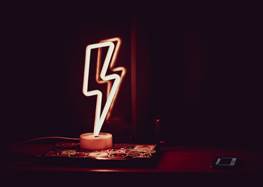 Lampa som föreställer en blixt