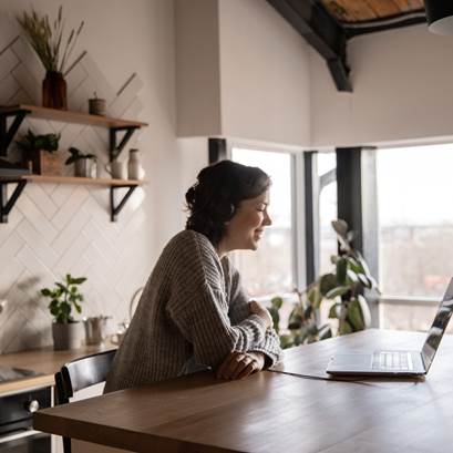 Kvinna som lyssnar på musik