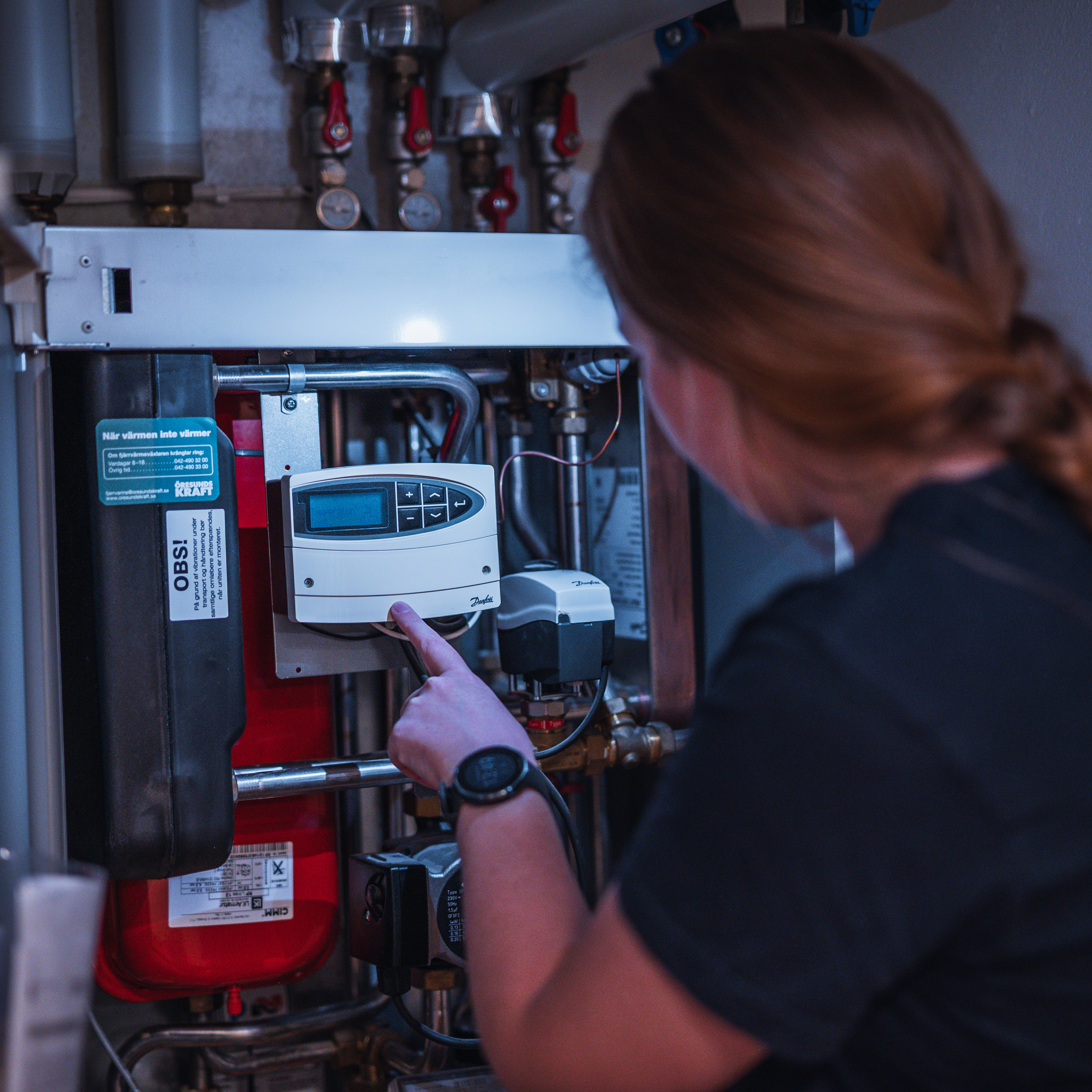 Kvinna vid fjärrvärmeanläggning