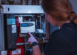 Kvinna vid fjärrvärmeanläggning