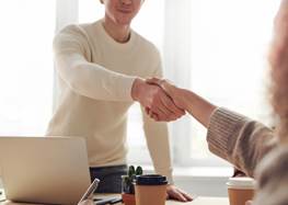 Två personer tar varandra i hand