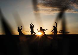 Fyra personer står framför solnedgång