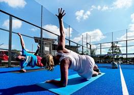 Paddelbana där medarbetare stretchar