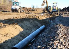 Flera maskiner gräver jord