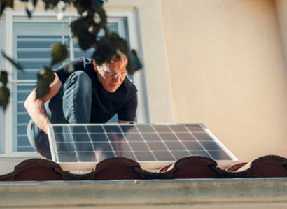 Man installerar solceller